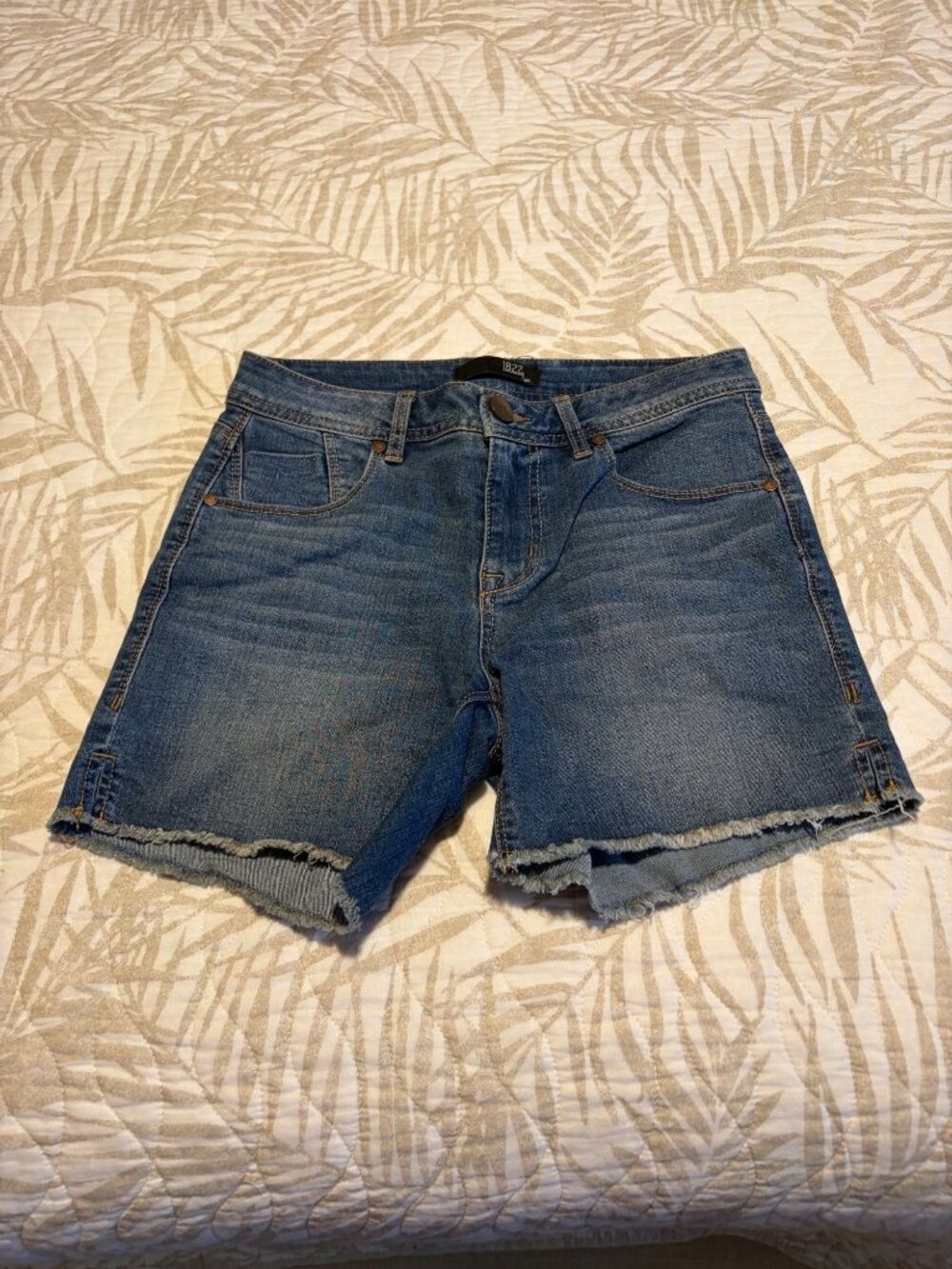 1822 Denim Womens Distressed Cutoff Jean Shorts Raw Hem Size 4 Medium Wash
